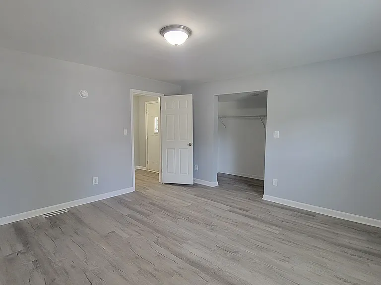 215 Foy Ave — Photo 8