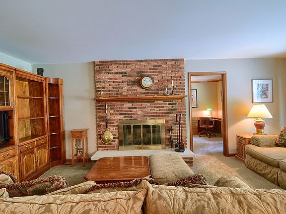 5th image of 555 Wellington Crescent Blvd