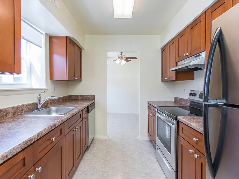 Colonial Village Townhomes — Photo 14