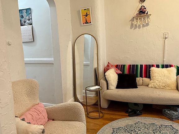 4th image of 320 E 49th St APT 32