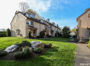 19 Woodway Rd APT 16, Stamford, CT 06907