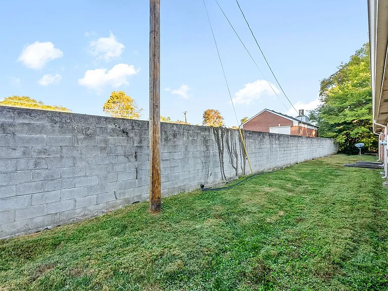 Madison Street-1221 — Photo 17