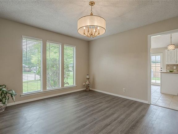 2nd image of 1109 Yale Cir