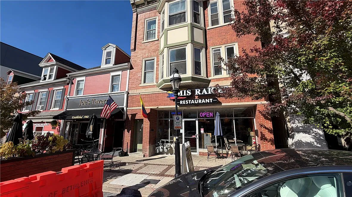 2 bed, 1.0 bath, 854 sqft, $1,899 — Photo 3
