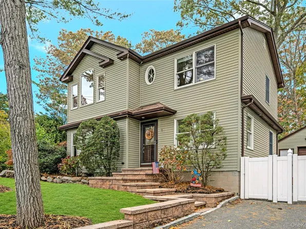 8 Margaret Avenue, Nesconset, NY 11767