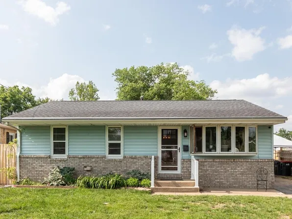417 Edgewood Dr, Pekin, IL 61554