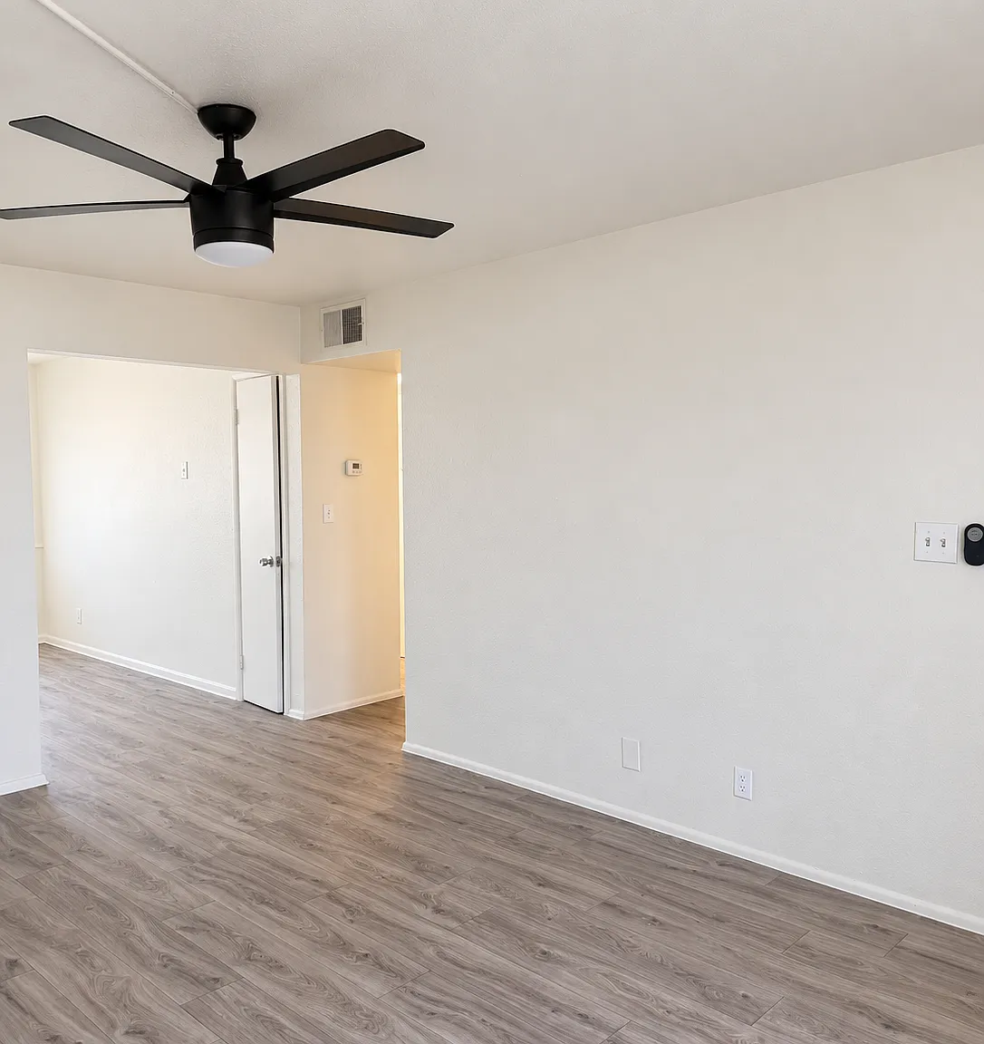 1504 W University Dr — Photo 4