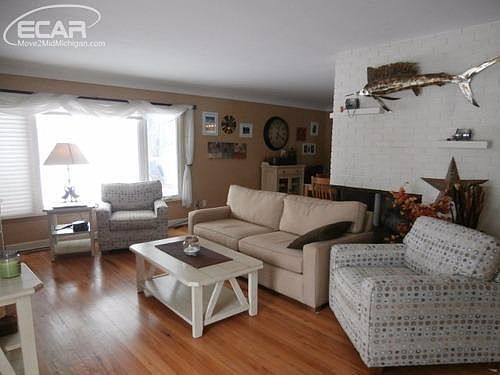 4th image of 1060 Lakeside Dr
