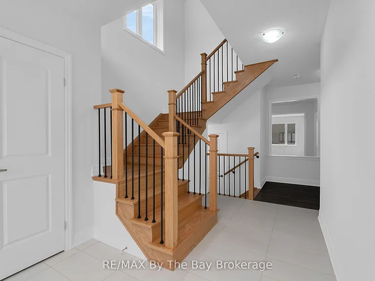 48 Del Ray Cres — Photo 3