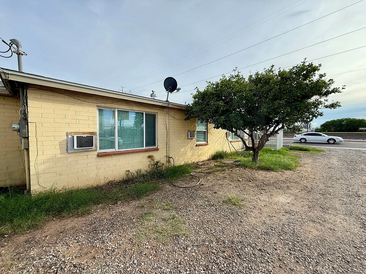 2 bed, 1.0 bath, 750 sqft, $1,049 — Photo 2