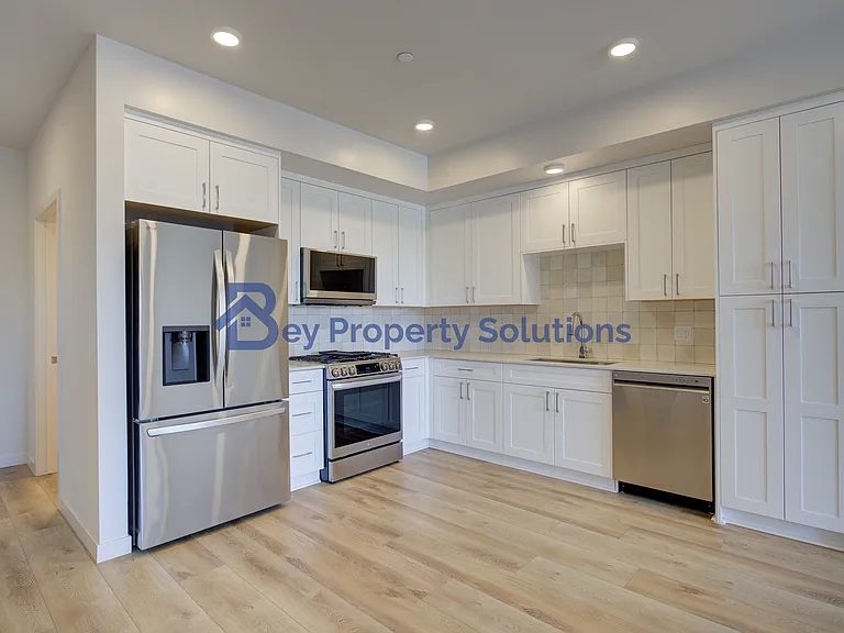 2475 Victoria Ave #304 — Photo 4