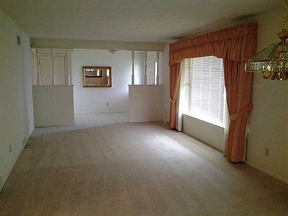 5th image of 90 Parklane Dr
