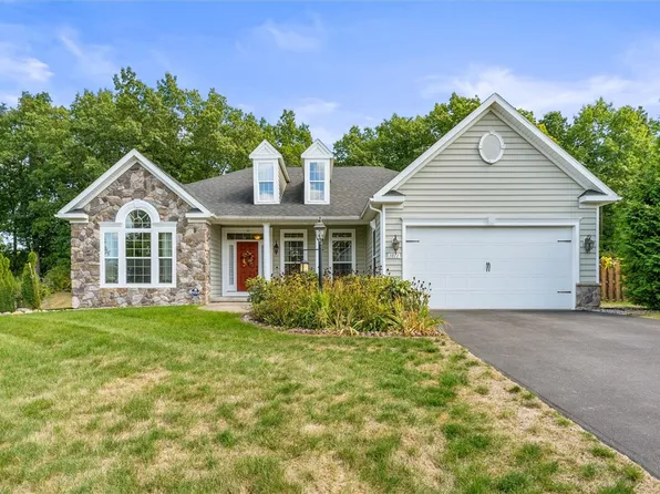 1011 Warters Cv, Victor, NY 14564