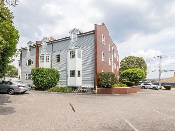 5th image of 785 Washington St APT 305