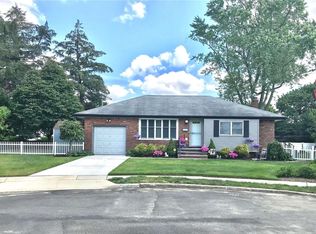 8 Park Ct, Plainview, NY 11803