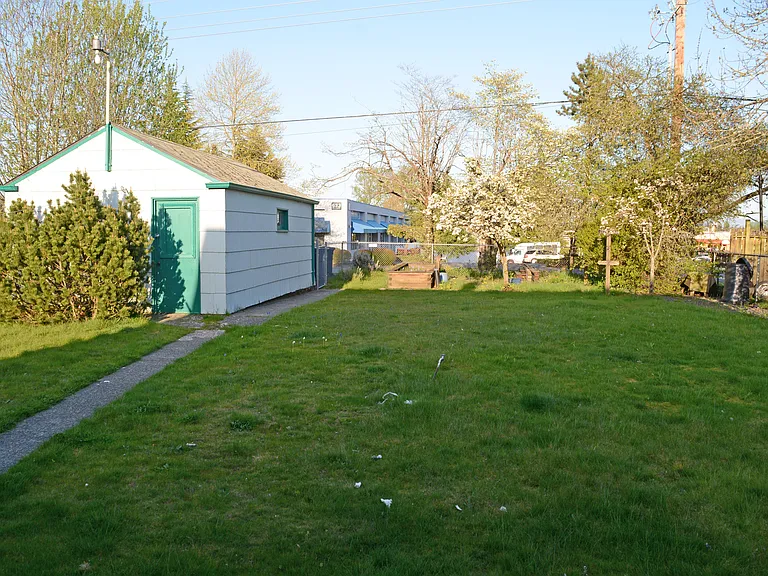631 N Hawthorne St — Photo 13