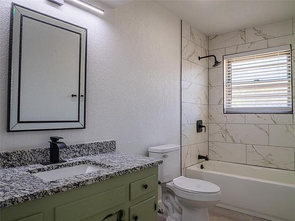 5th image of 415 NW 40th St