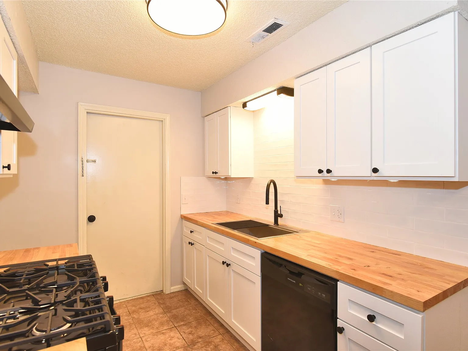3 bed, 2.0 bath, 1193 sqft, $1,350 — Photo 3