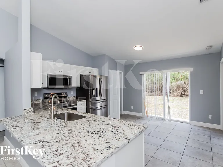 721 Carlyle Ave SE — Photo 8