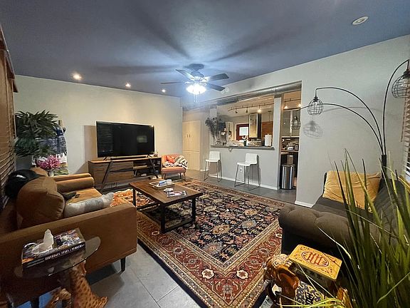 4th image of 703 W Crestland Dr