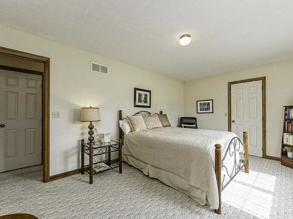 5th image of 61 Epernay Ave