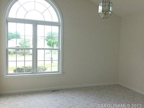 5th image of 165 Pin Oak Cir