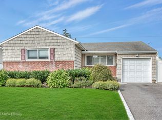 89 Dartmouth Dr, Hicksville, NY 11801