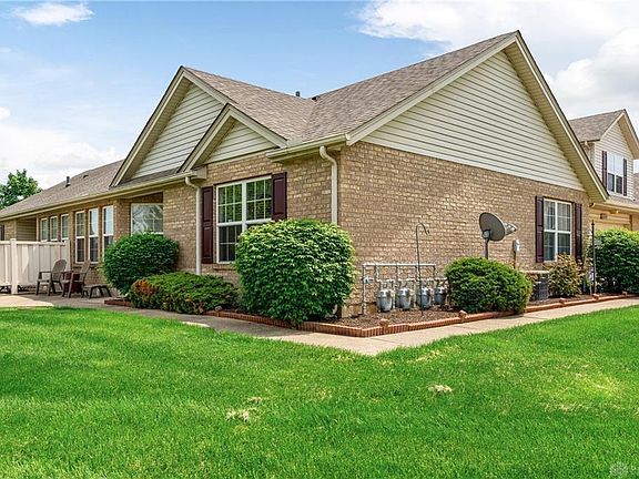 2nd image of 4060 Twin Lakes Cir