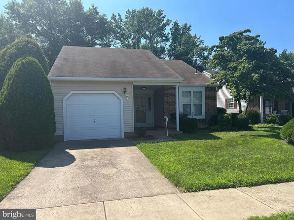 7 Fairfax Dr, Mount Laurel, NJ 08054