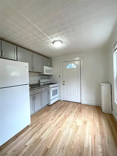 2 bed, 660 sqft, $2,400 — Photo 2