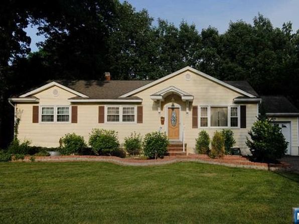 922 Laurel Ave, River Edge, NJ 07661