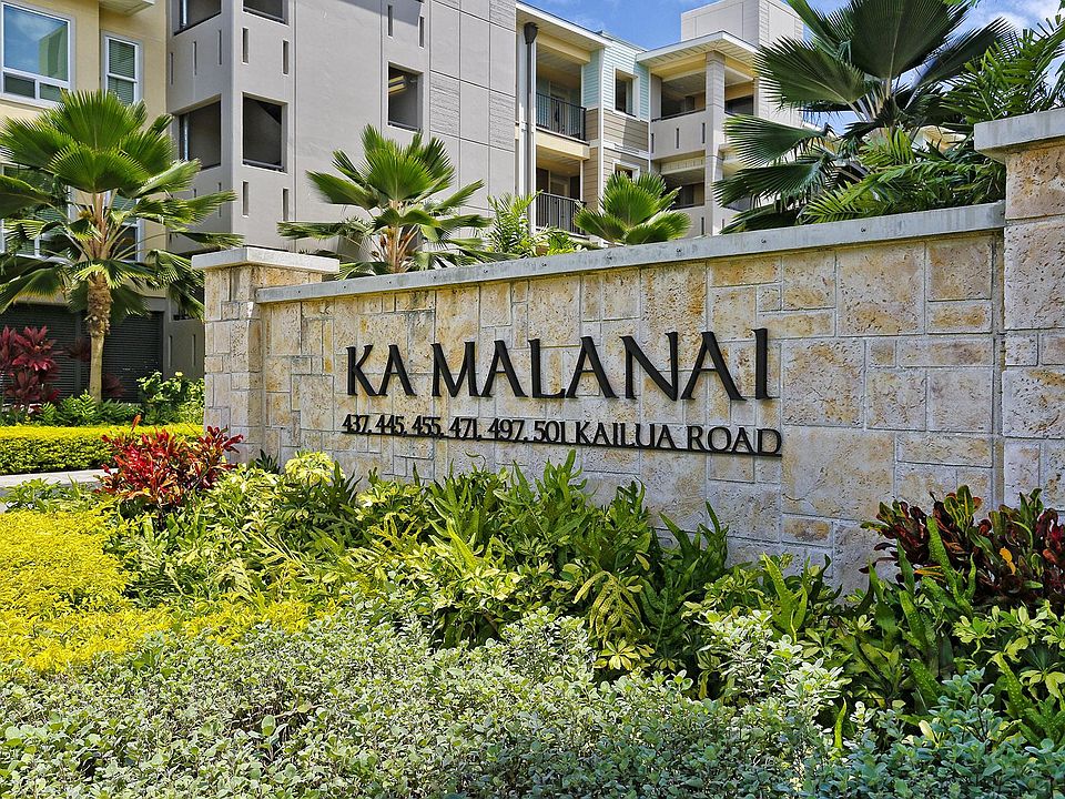 Ka Malanai sign to entrance. Lots of guest parking in the back of the complex. Secured building to the left towards Kailua town.