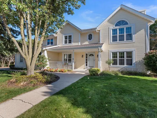 1431 Crystal Lake DRIVE, Oconomowoc, WI 53066