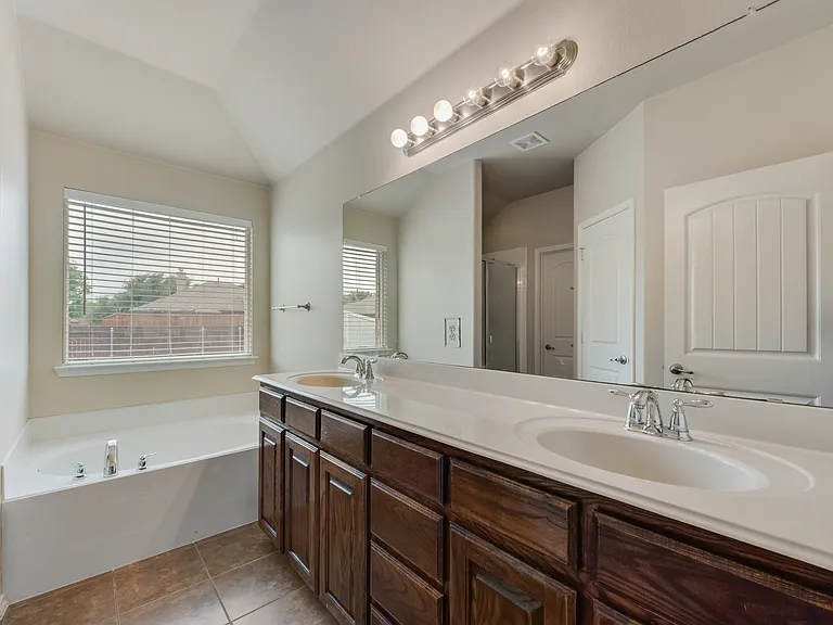 1077 Hampton Bay Dr — Photo 16