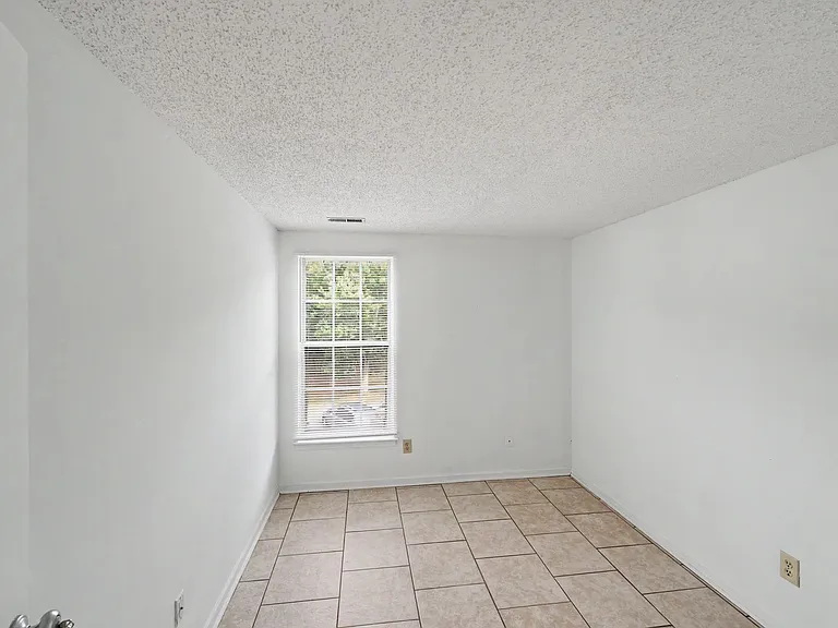 1624 Arlyn Cir #J — Photo 6