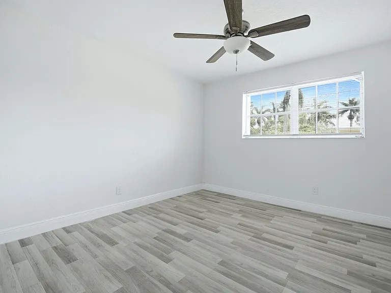 321 E Chaminade Dr — Photo 30