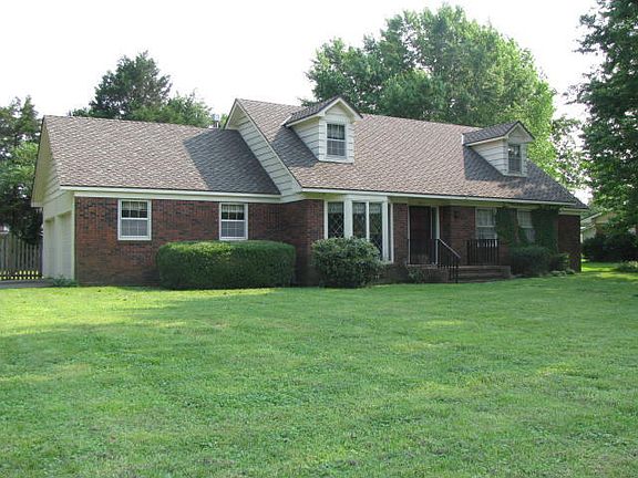 4th image of 915 S Rosewood Dr