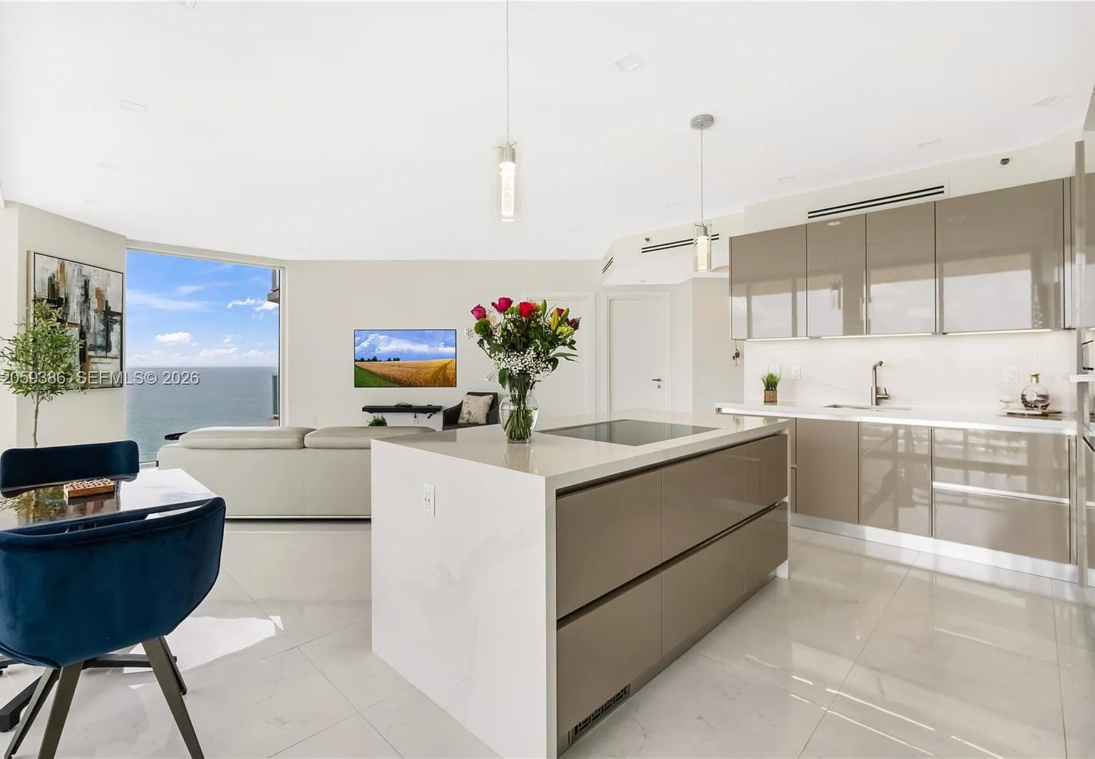 St Tropez Ocean Condo — Photo 1