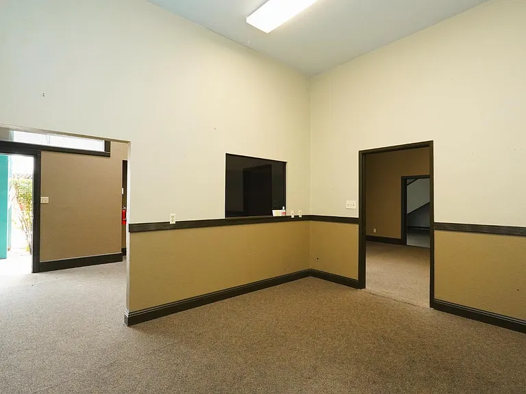 1016 N Golden State Blvd #A — Photo 8