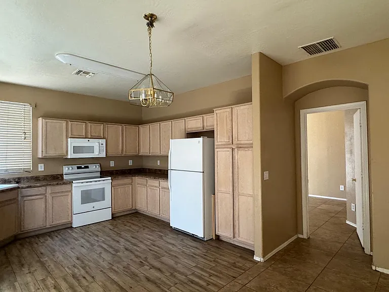 1814 S 114th Dr — Photo 3