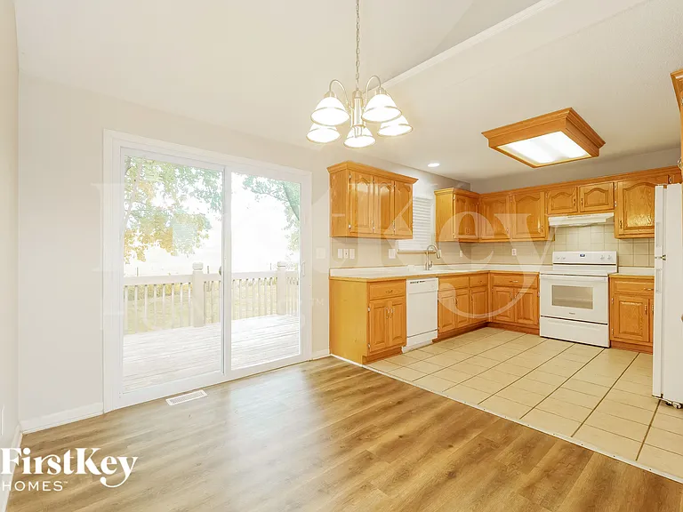 208 S Darrowby Dr — Photo 5