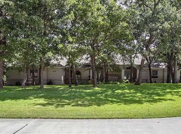 2nd image of 225 Thornhill Cir
