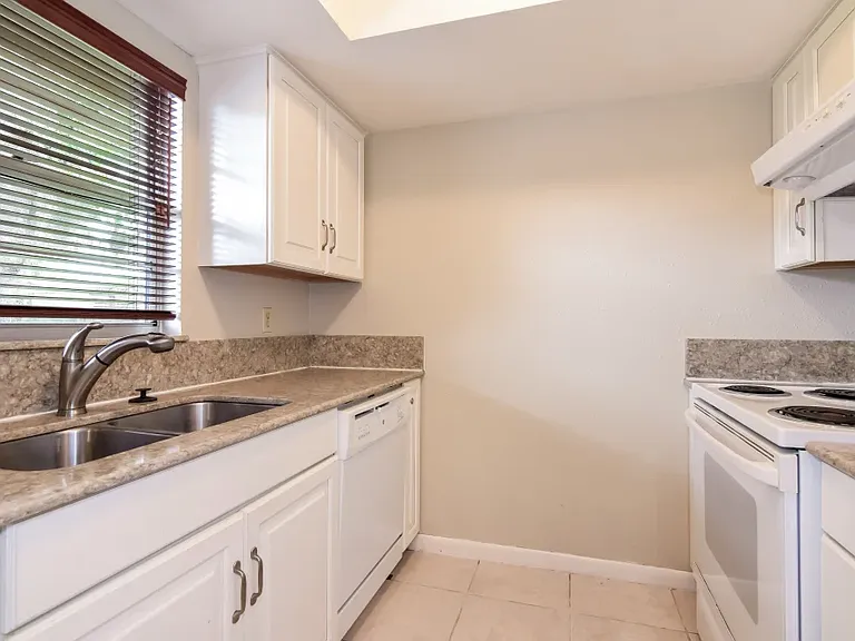 520 Wynnwood Dr — Photo 2