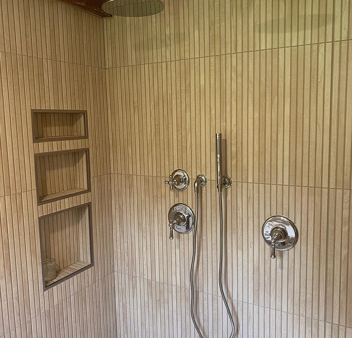 5 bed, 2.0 bath, 2498 sqft, $5,300 — Photo 3