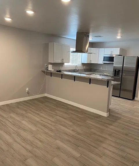 225 W Adams St — Photo 5