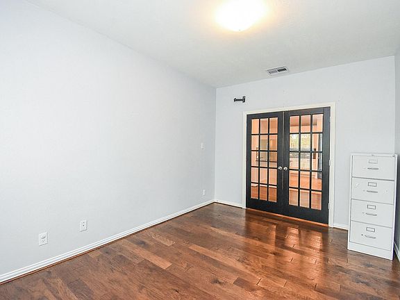 4th image of 2303 Blue Jay Ln