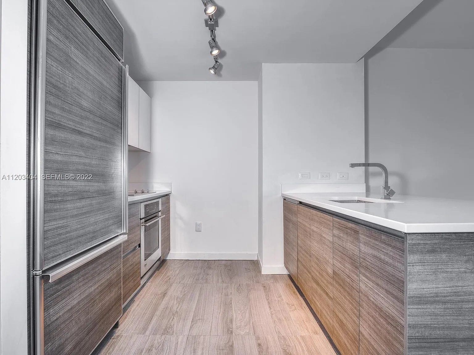 1 bed, 877 sqft, $3,600 — Photo 2