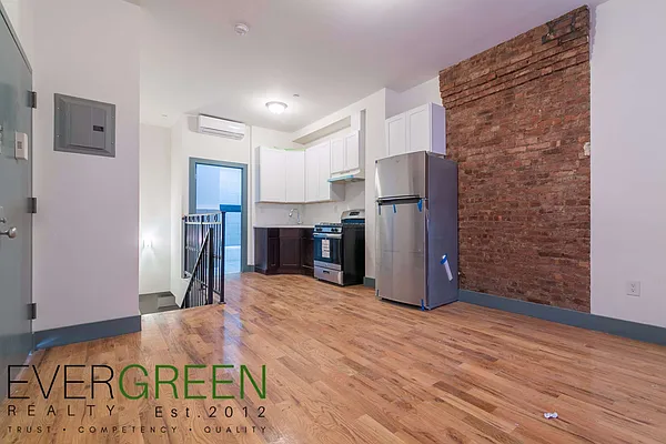 Rented by Evergreen Apartments BK | media 31