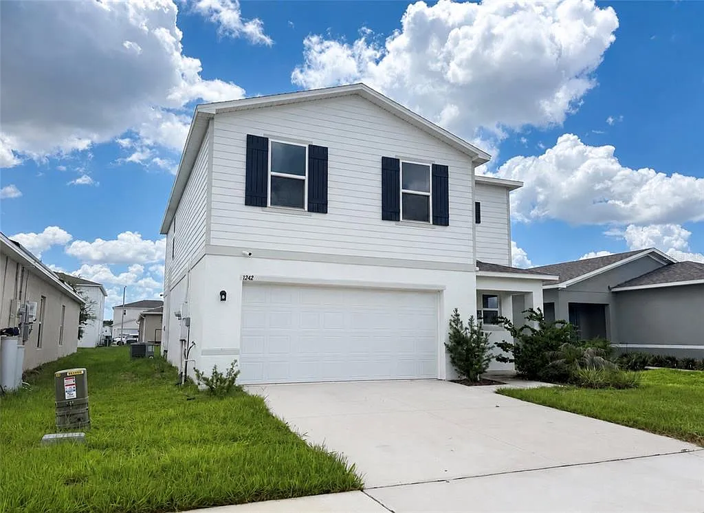 4 bed, 2.5 bath, 1981 sqft, $2,300 — Photo 2