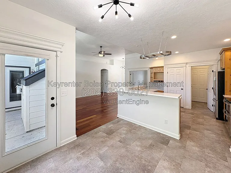650 E Whitney Ct — Photo 7